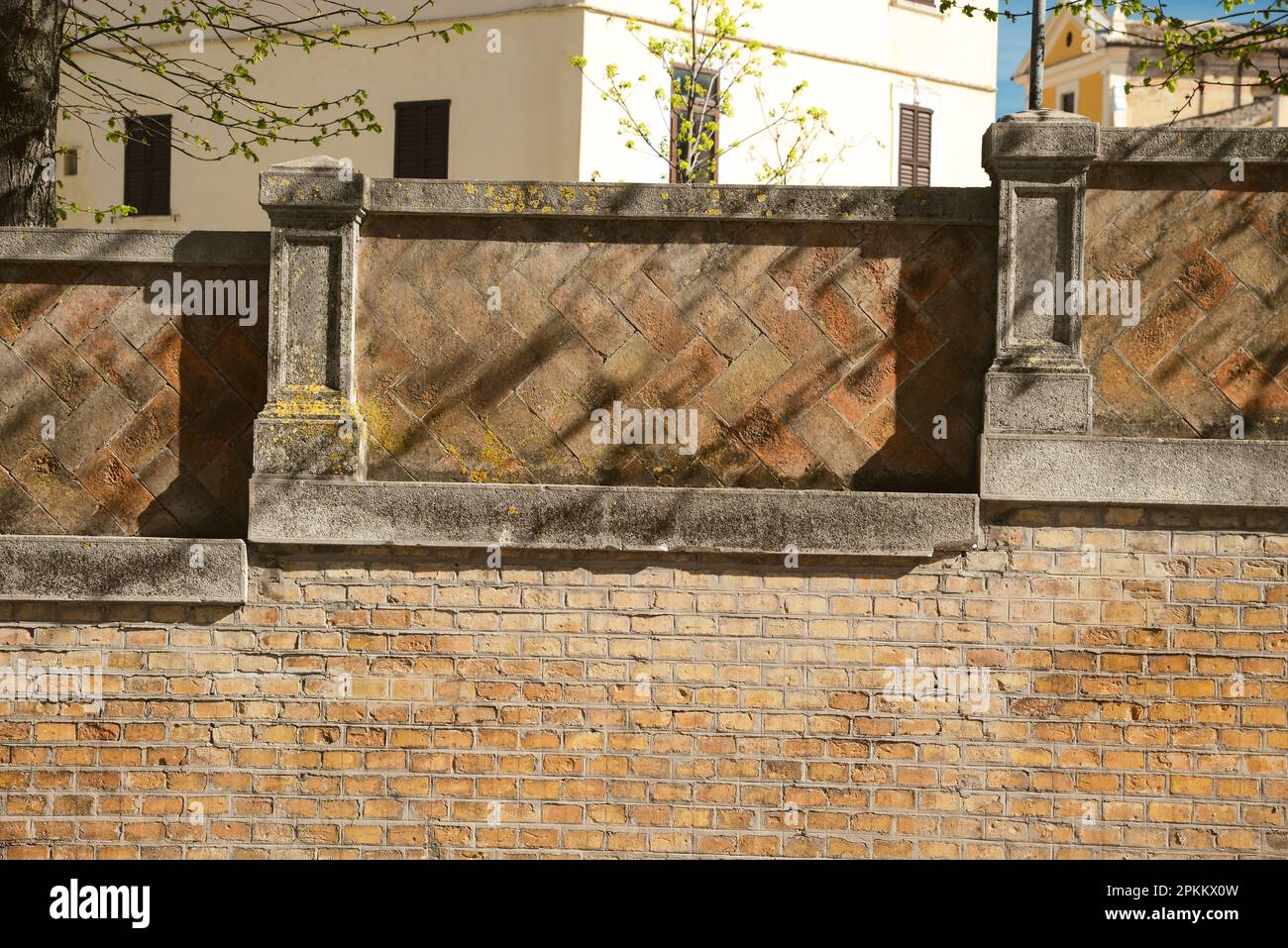 Old stone fence hi-res stock photography and images - Alamy