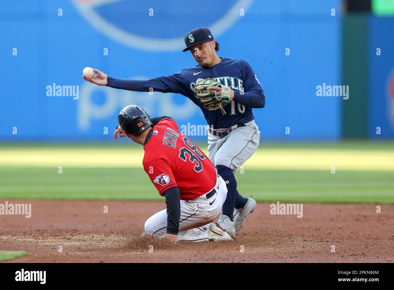CLEVELAND, OH APRIL 08 Seattle Mariners second baseman Kolten Wong