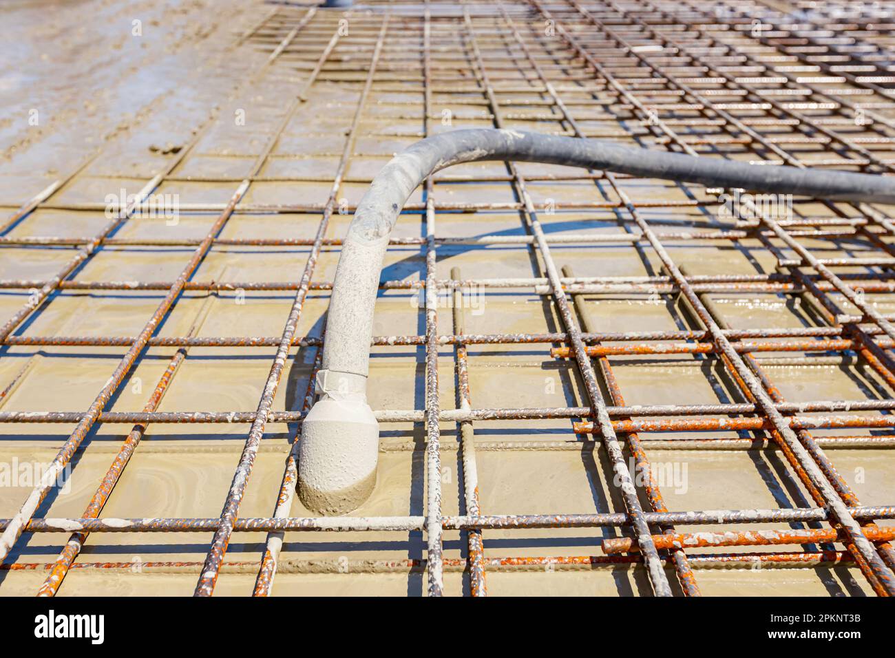 Used electric vibration power tool, compactor, for compacting fresh