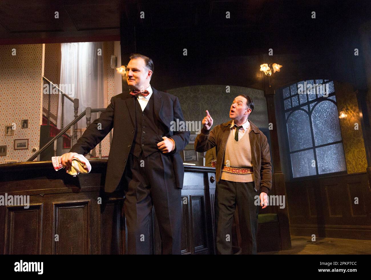 l-r: David Morrissey (Harry), Reece Shearsmith (Syd) in HANGMEN by Martin McDonagh at the Jerwood Theatre Downstairs, Royal Court Theatre, London SW1  18/09/2015  design: Anna Fleischle  lighting: Joshua Carr  director: Matthew Dunster Stock Photo
