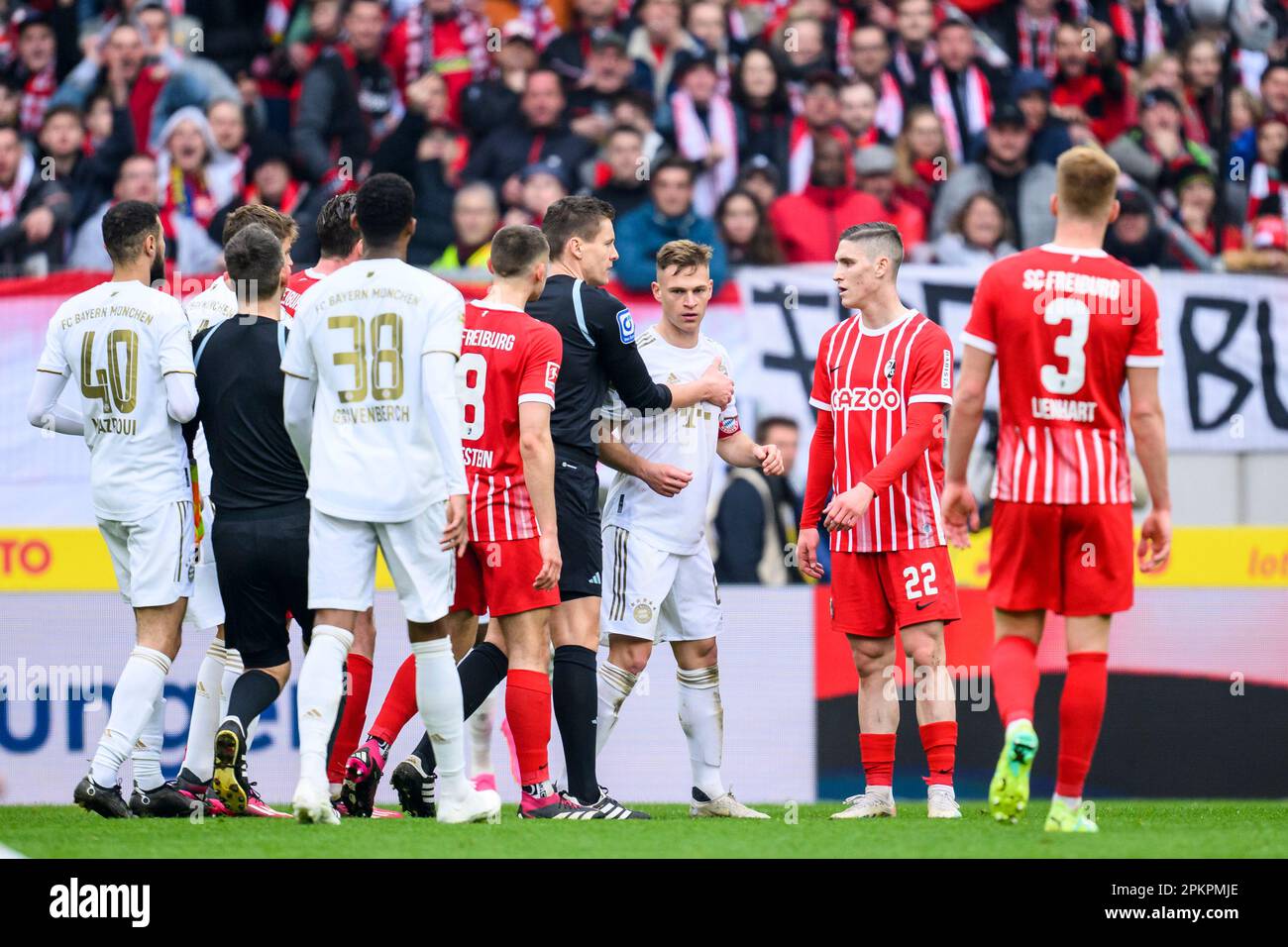 08 April 2023, Friburgo;: Still on the pitch at the Europa-Park Stadion, Bayern Munich captain Joshua Kimmich (third from right) was involved in a controversial action at the end of the match against Freiburg in the 27th round of the Bundesliga. Photo: Tom Weller/dpa - IMPORTANT NOTICE: The DFL/DFB rules prohibit any use of photographs in the form of image sequences and/or quasi video Stock Photo