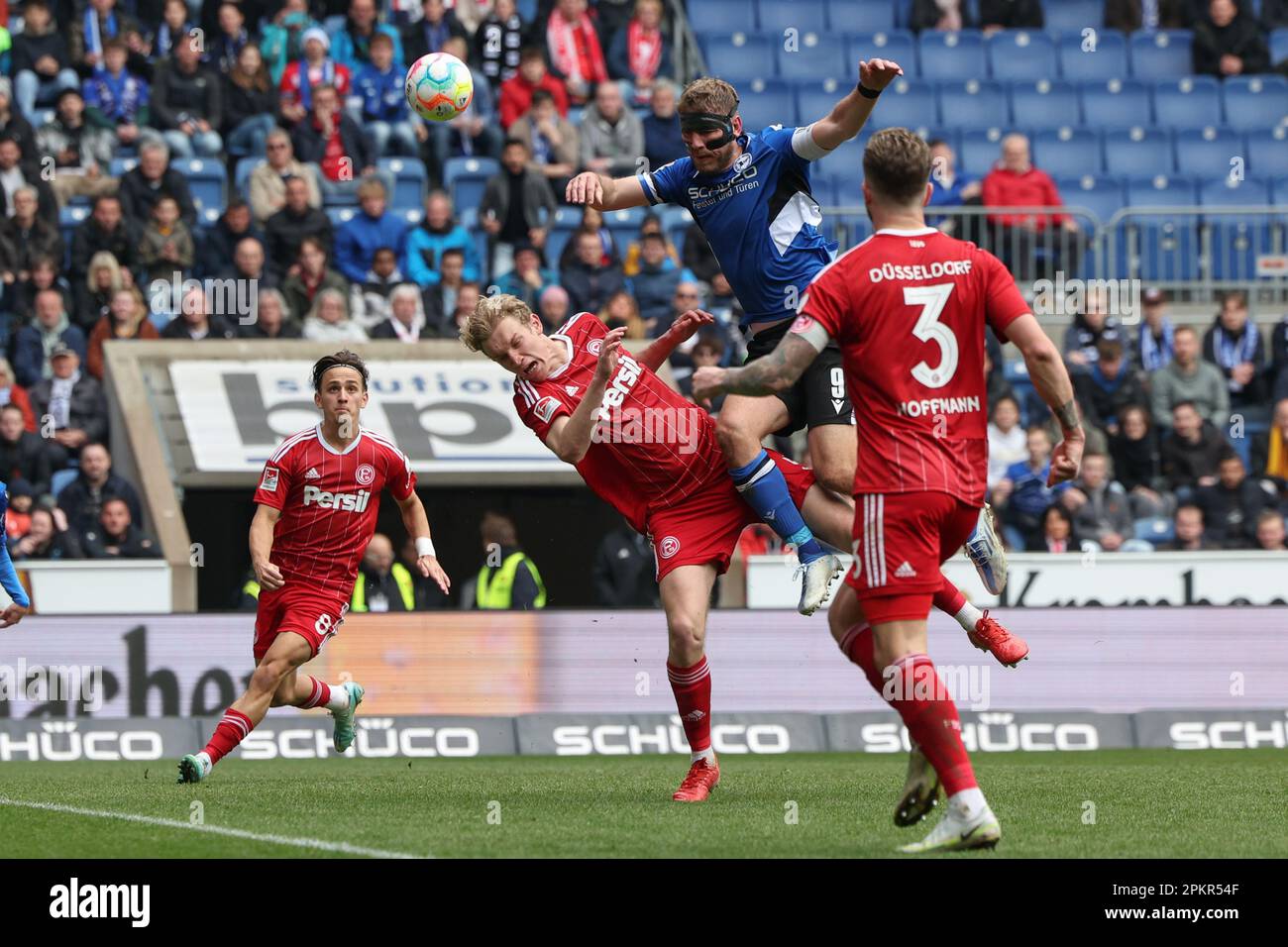 Bielefeld, Germany. 09th Apr, 2023. Soccer: 2nd Bundesliga, Arminia Bielefeld - Fortuna Düsseldorf, Matchday 27 at the Schüco Arena. Bielefeld's Fabian Klos (2nd from right) battles for the ball with Düsseldorf's Christoph Klarer (2nd from left). Credit: Friso Gentsch/dpa - IMPORTANT NOTE: In accordance with the requirements of the DFL Deutsche Fußball Liga and the DFB Deutscher Fußball-Bund, it is prohibited to use or have used photographs taken in the stadium and/or of the match in the form of sequence pictures and/or video-like photo series./dpa/Alamy Live News Stock Photo