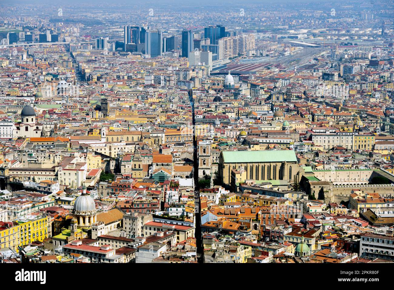 Italien, Neapel, Blick vom Castel Sant’Elmo, deutlich zu erkennen der Strassenzug 'Spaccanapoli', der die Altstadt teilt Stock Photo