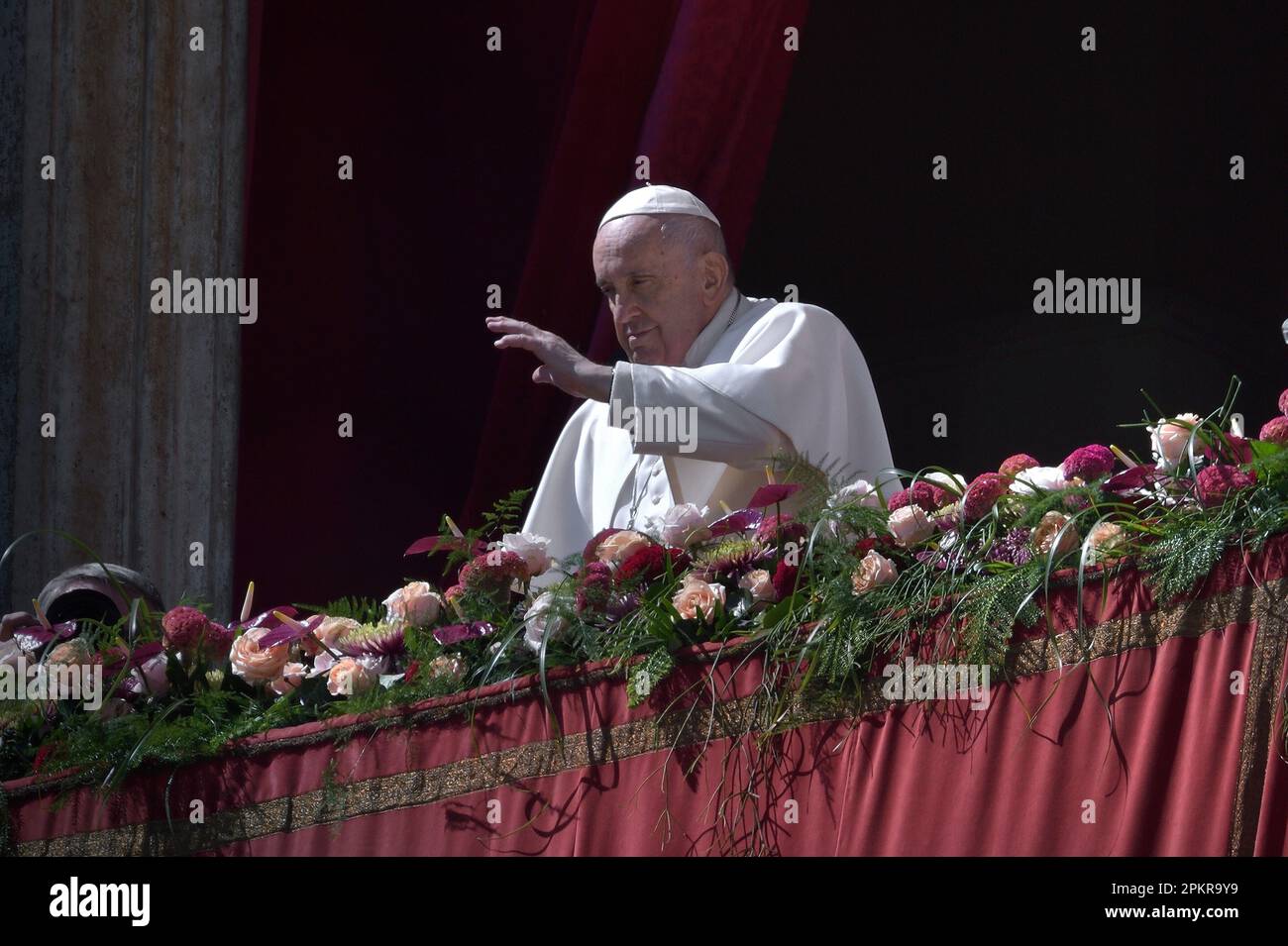 Pope Francis delivers the "Urbi et Orbi" blessing to the city and to