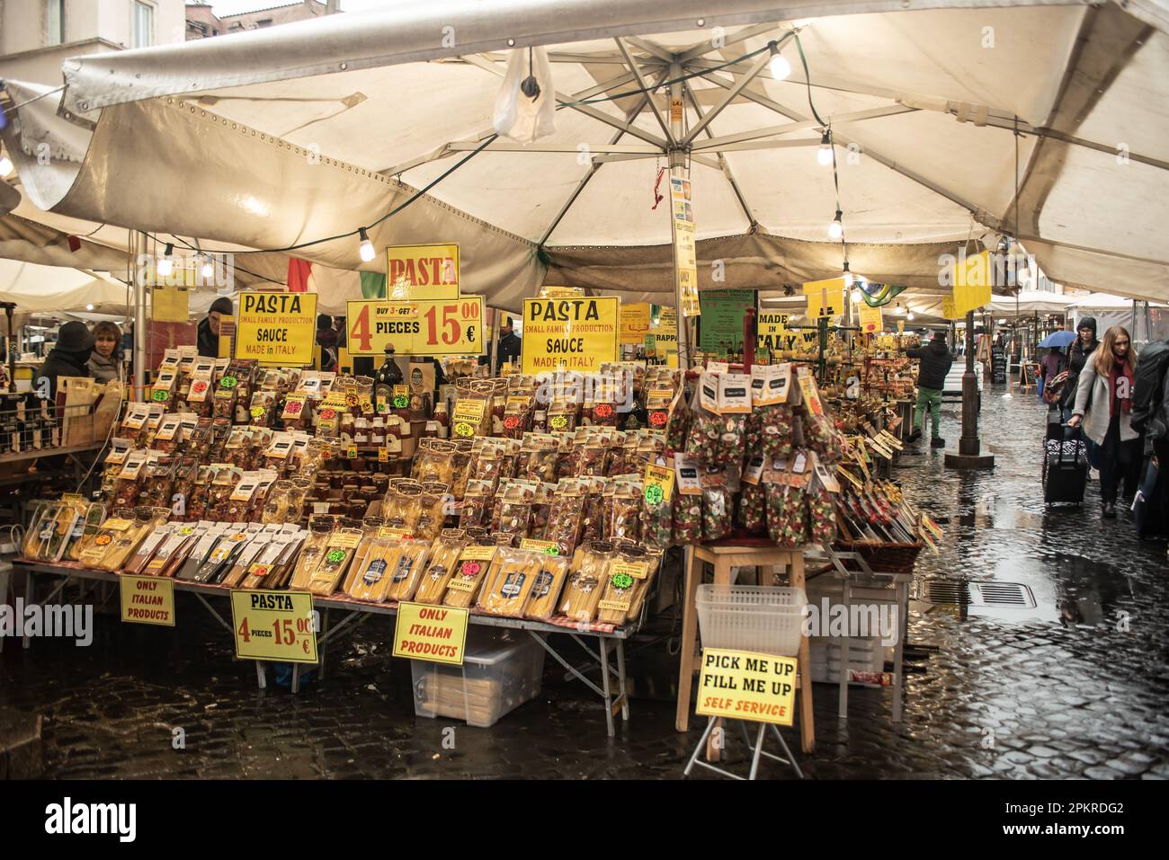 Campo de' Fiori market, Rome; speciality pasta from around Italy Stock Photo