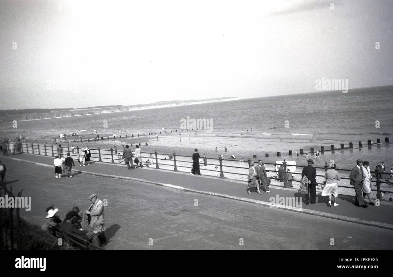 1950s, historical, promenade, Bridlington, North Yorkshire, England, UK. Stock Photo