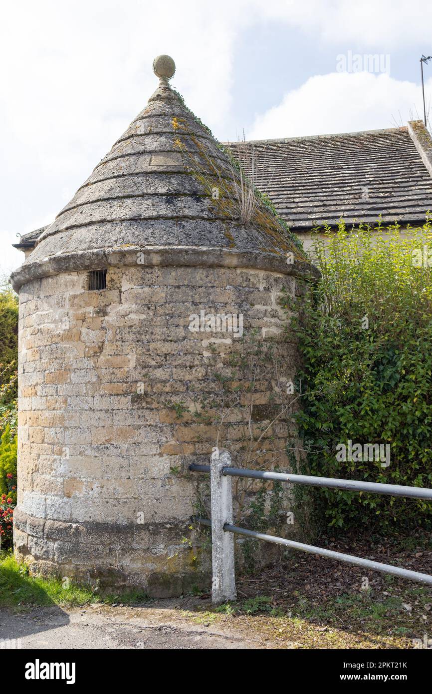 17th/18th Century grade 2 listed circular limestone lock up. The round House was used to incarcerate drunks, Blind Drunk, Weldon, Northamptonshire, UK Stock Photo