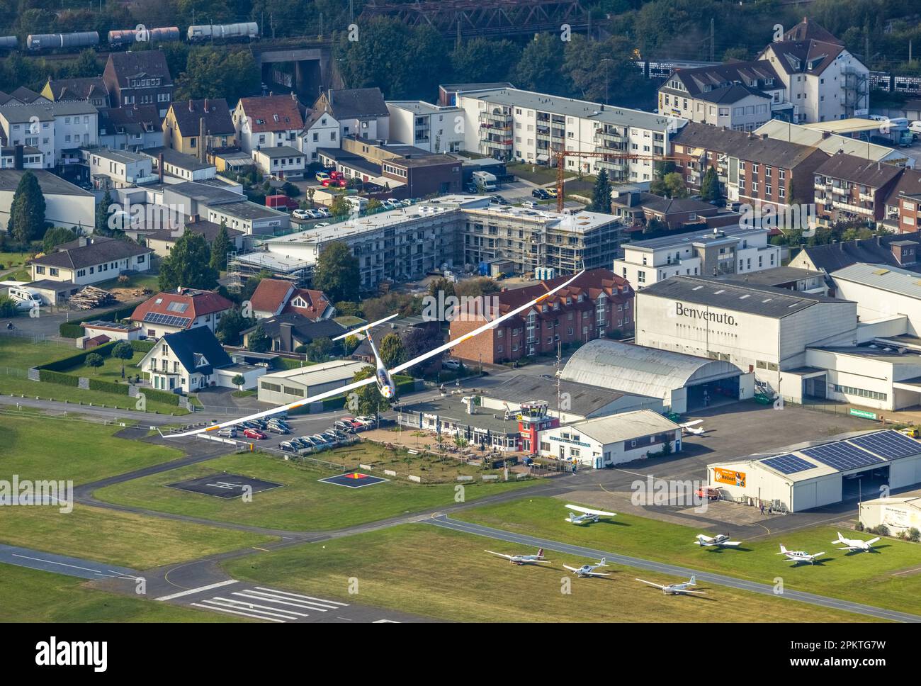 Aerial view, Duo Discus high performance two seater D-4199 over Hamm airfield in the district of Heessen in Hamm, Ruhr area, North Rhine-Westphalia, G Stock Photo
