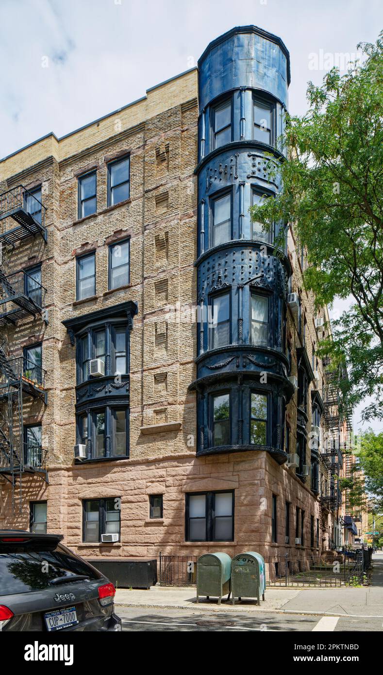 147 Pacific Street/214 Clinton Street is a brick-and-stone landmark within Brooklyn’s Cobble Hill Historic District. Stock Photo