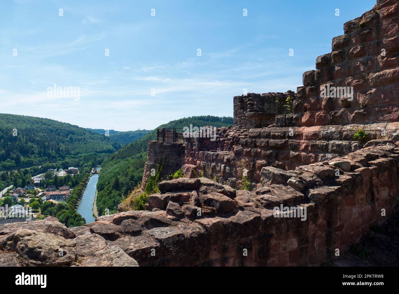 Lützelburg, Burgruine Château de Lutzelbourg mit Blick auf den Rhein Marne Kanal Stock Photo