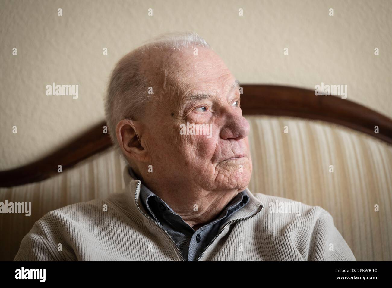 30 March 2023, Hesse, Frankfurt/Main: Retired former prosecutor Gerhard Wiese, photographed during an interview with dpa at his private home in Frankfurt. The 94-year-old was a co-plaintiff in the Frankfurt Auschwitz trials and today talks about his experiences at schools. Photo: Boris Roessler/dpa Stock Photo