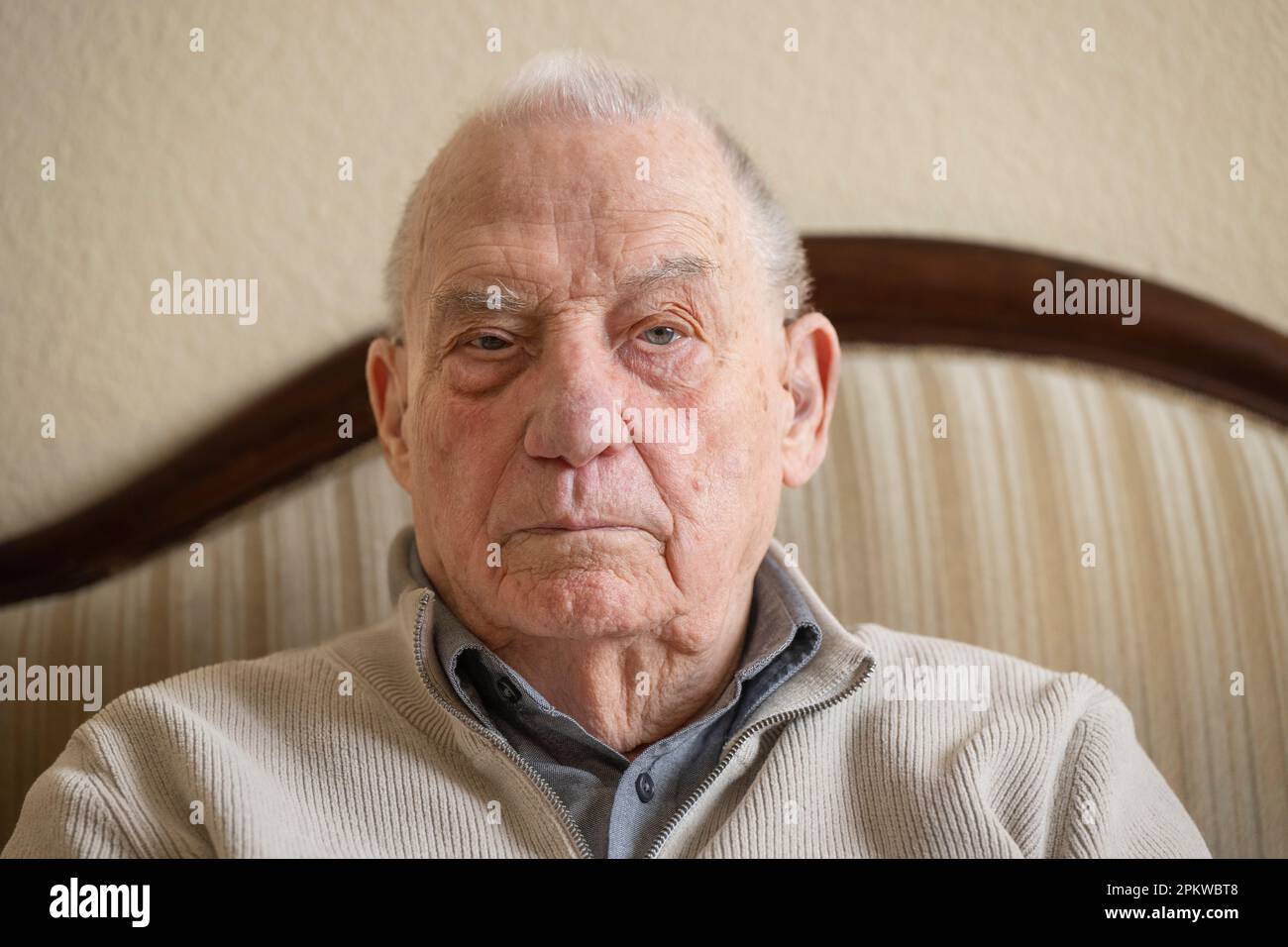 30 March 2023, Hesse, Frankfurt/Main: Retired former prosecutor Gerhard Wiese, photographed during an interview with dpa at his private home in Frankfurt. The 94-year-old was a co-plaintiff in the Frankfurt Auschwitz trials and today talks about his experiences at schools. Photo: Boris Roessler/dpa Stock Photo