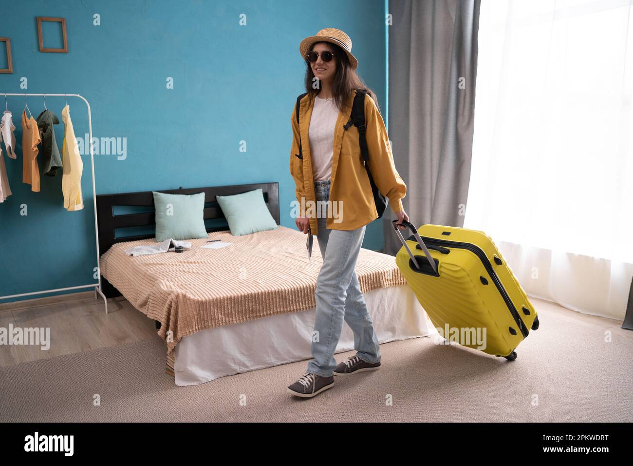 Woman suitcase house hires stock photography and images Alamy