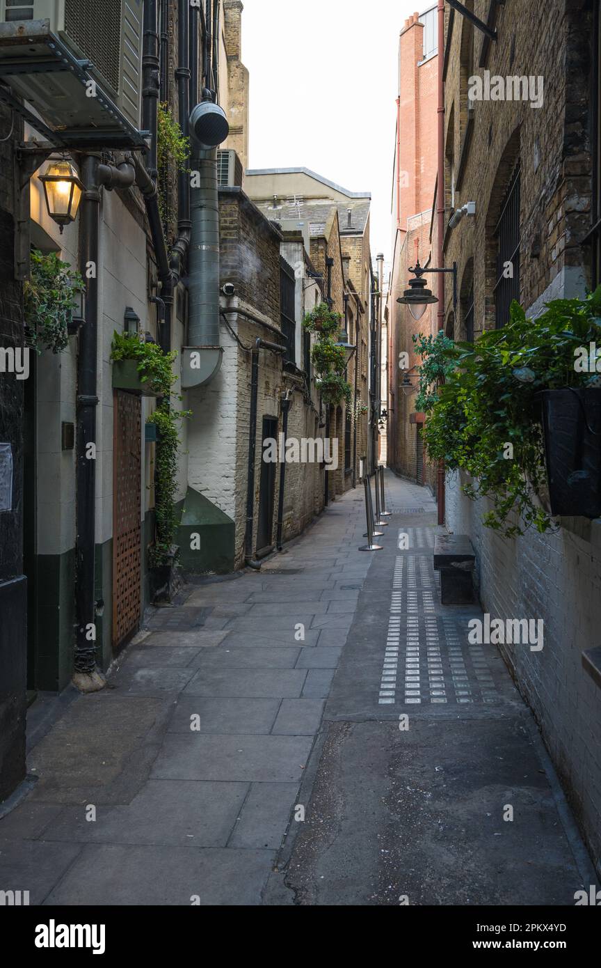 Brydges Place, allegedly London's tightest alleyway (15' wide at narrowest point) linking between St Martin's Lane and Bedfordbury. London, UK Stock Photo