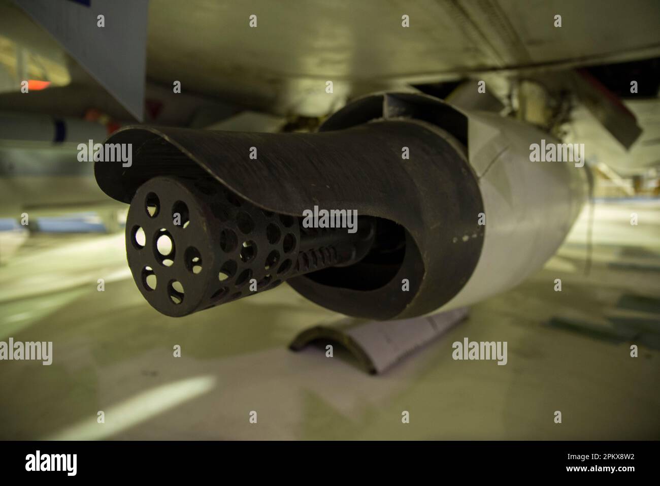 M61 Vulcan rotary cannon slung underneath a Phantom FGR2 at the RAF Museum in London Stock Photo