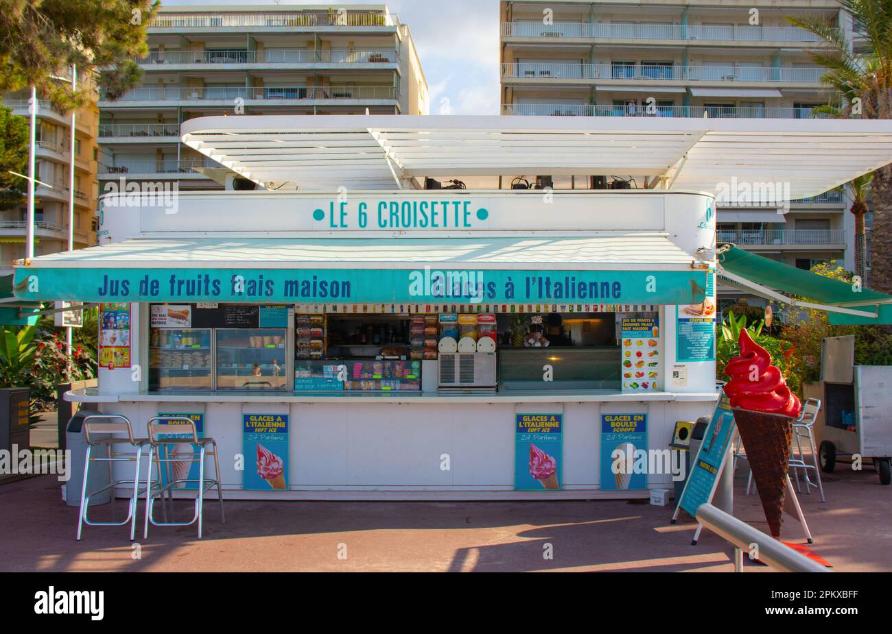 A fruit juice and ice cream sales kiosk on the seafront promenade on La