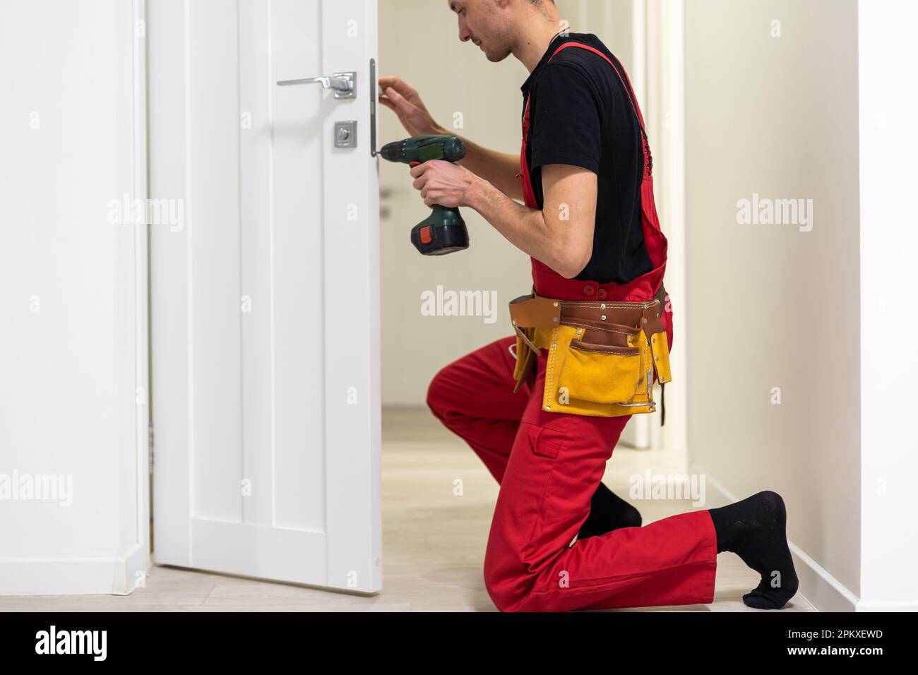 The master adjusts the fittings in the doors. The plastic door jammed