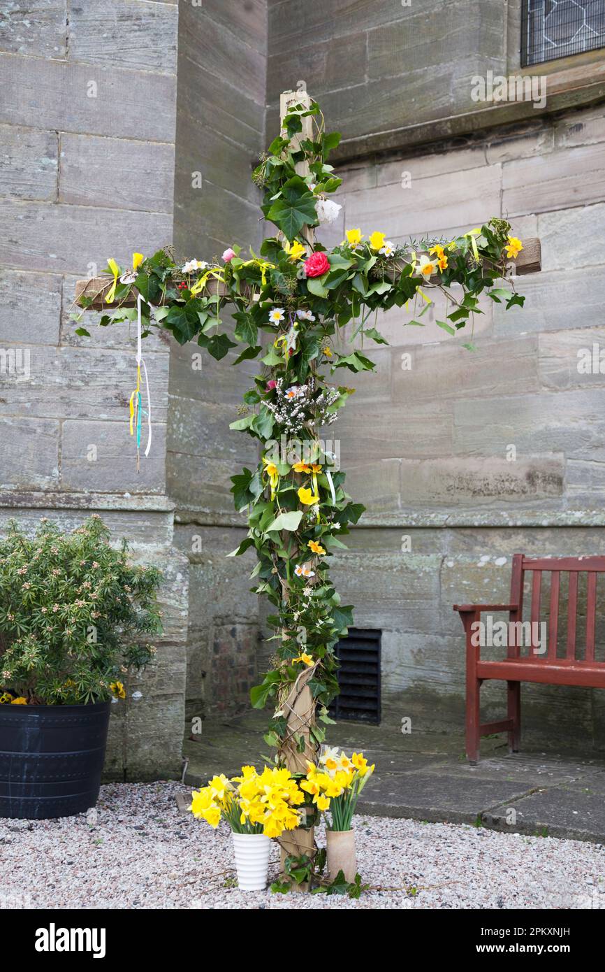 Easter cross decorated with flowers at Rhu and Shandon Parish Church, Rhu, Argyll and Bute, Scotland Stock Photo