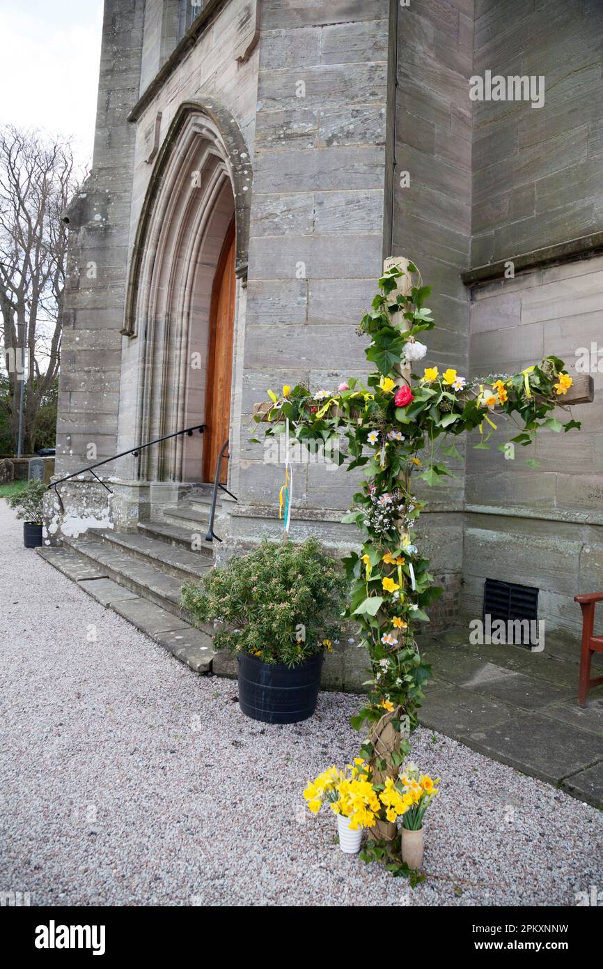 Easter cross decorated with flowers at Rhu and Shandon Parish Church, Rhu, Argyll and Bute, Scotland Stock Photo