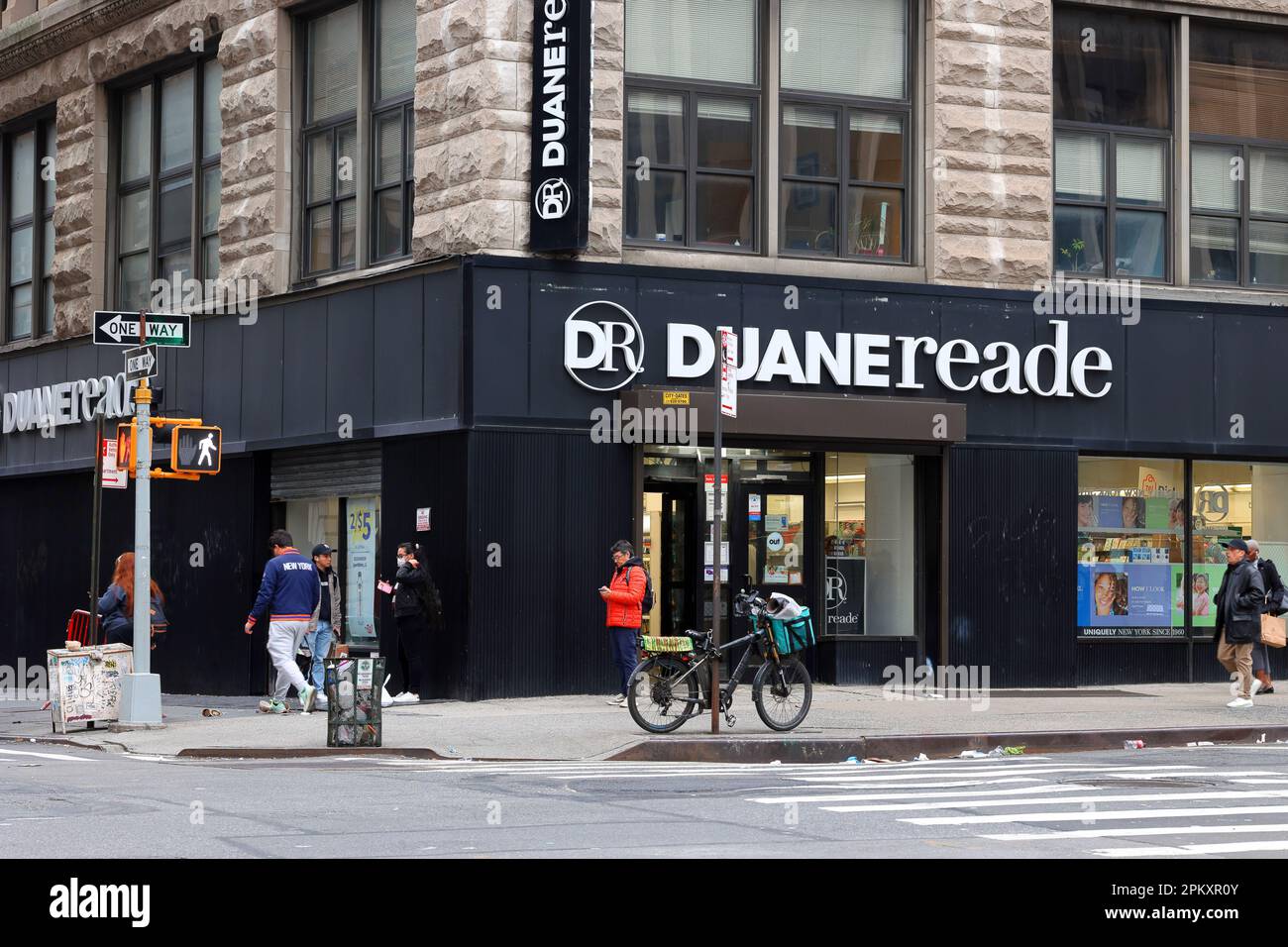 Duane Reade, 305 Broadway, New York, NYC storefront of a drug store in Lower Manhattan on the corner of Duane St, and a block from Reade St. Stock Photo