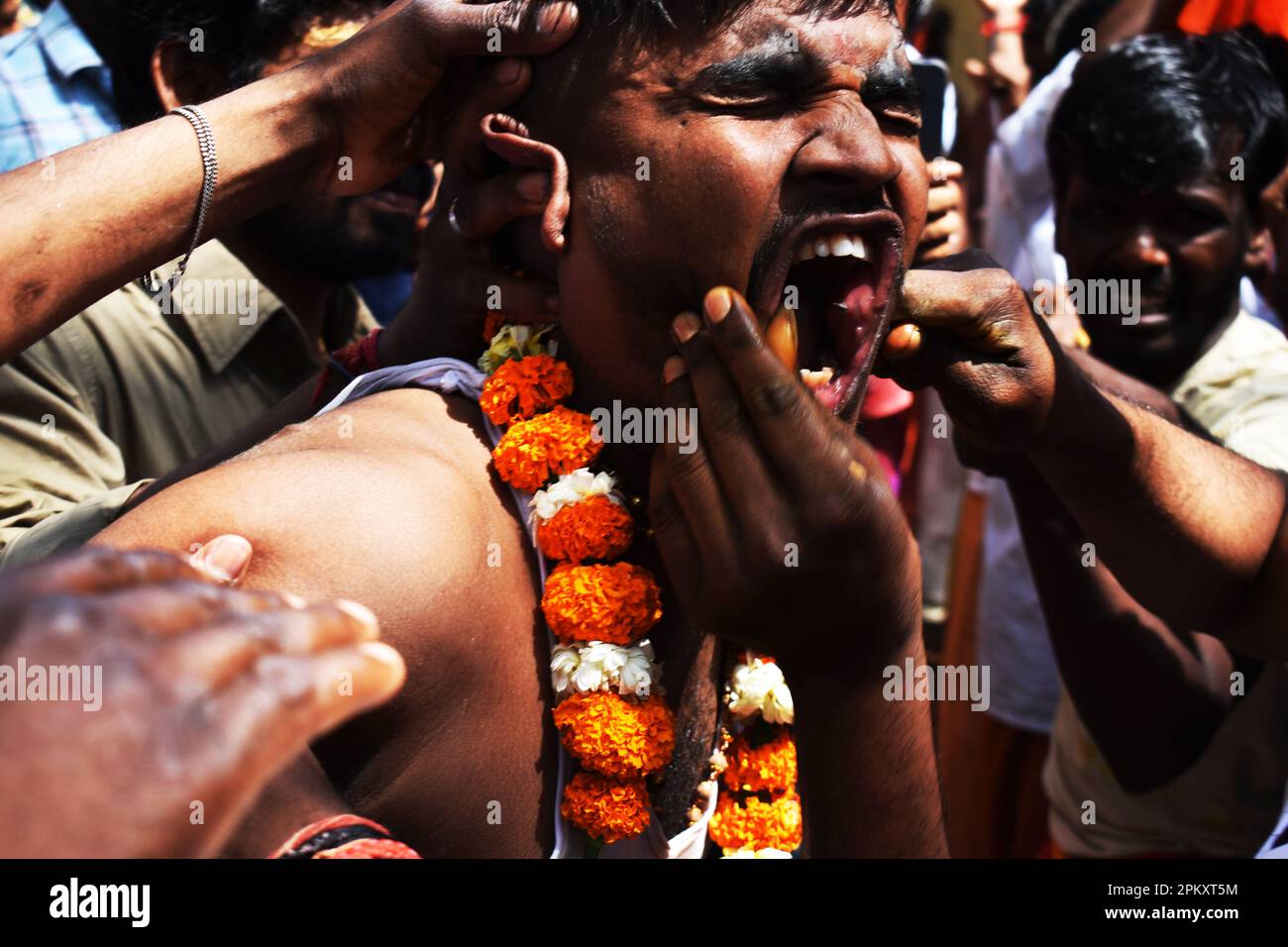 new-delhi-india-05th-apr-2023-devotees-take-part-in-a-hindu
