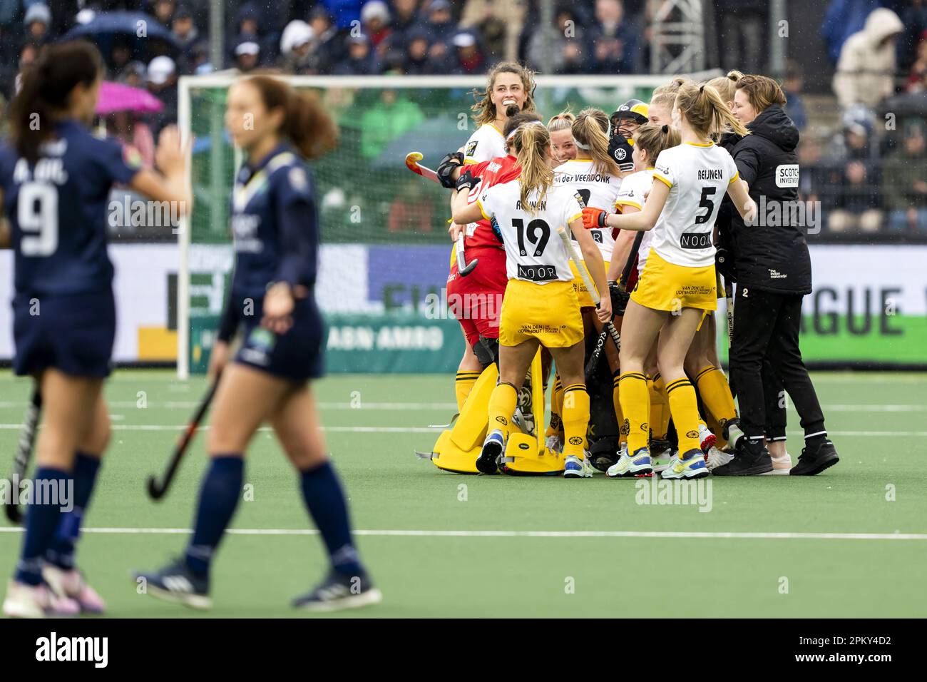 AMSTELVEEN Hockey players of HC Den Bosch celebrate after winning the title during the women's