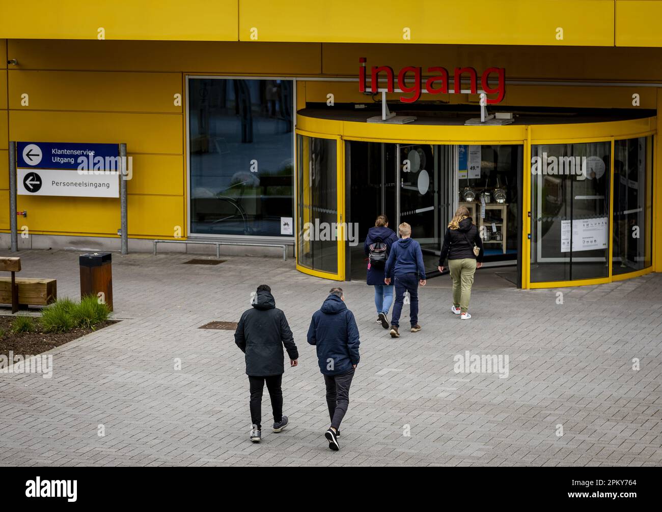 DUIVEN - Crowds at IKEA on the residential boulevard near Duiven ...