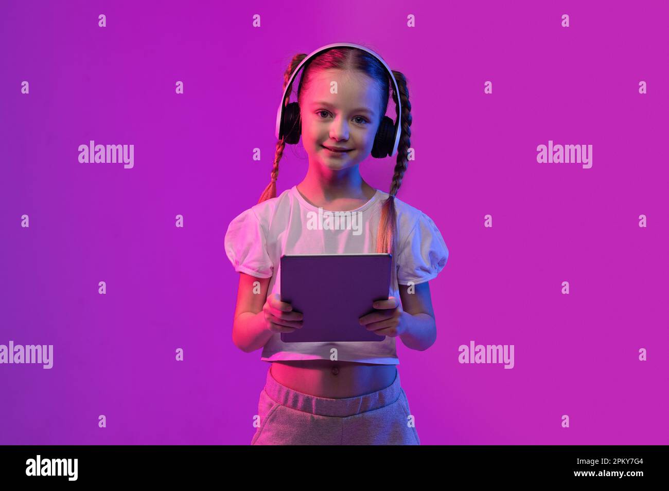 Pretty preteen blonde girl hi-res stock photography and images - Alamy