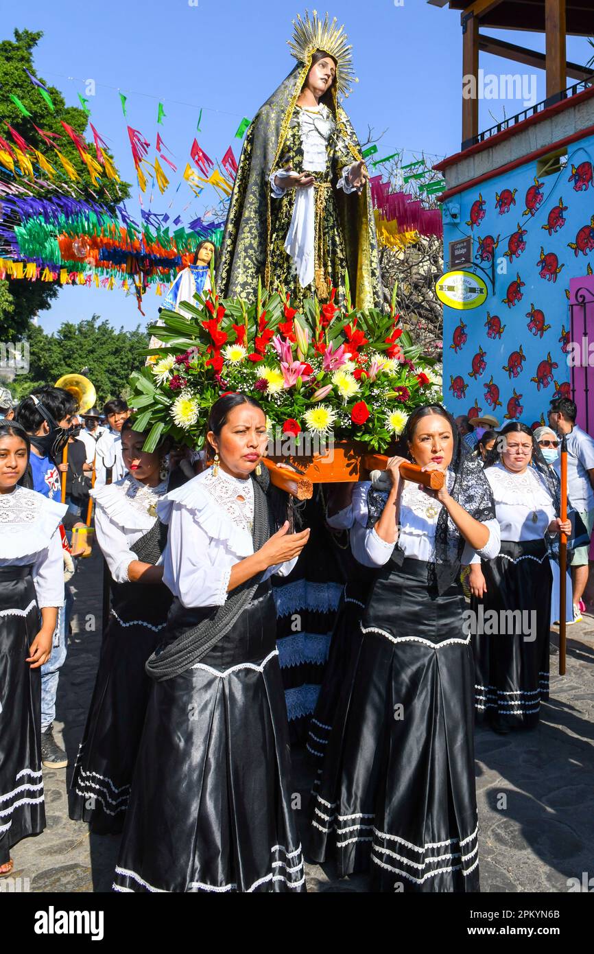 Mexican women churchgoers carry the palanquin of Virgin Mary during the Good Friday religious procession, City of Oaxaca, Mexico Stock Photo
