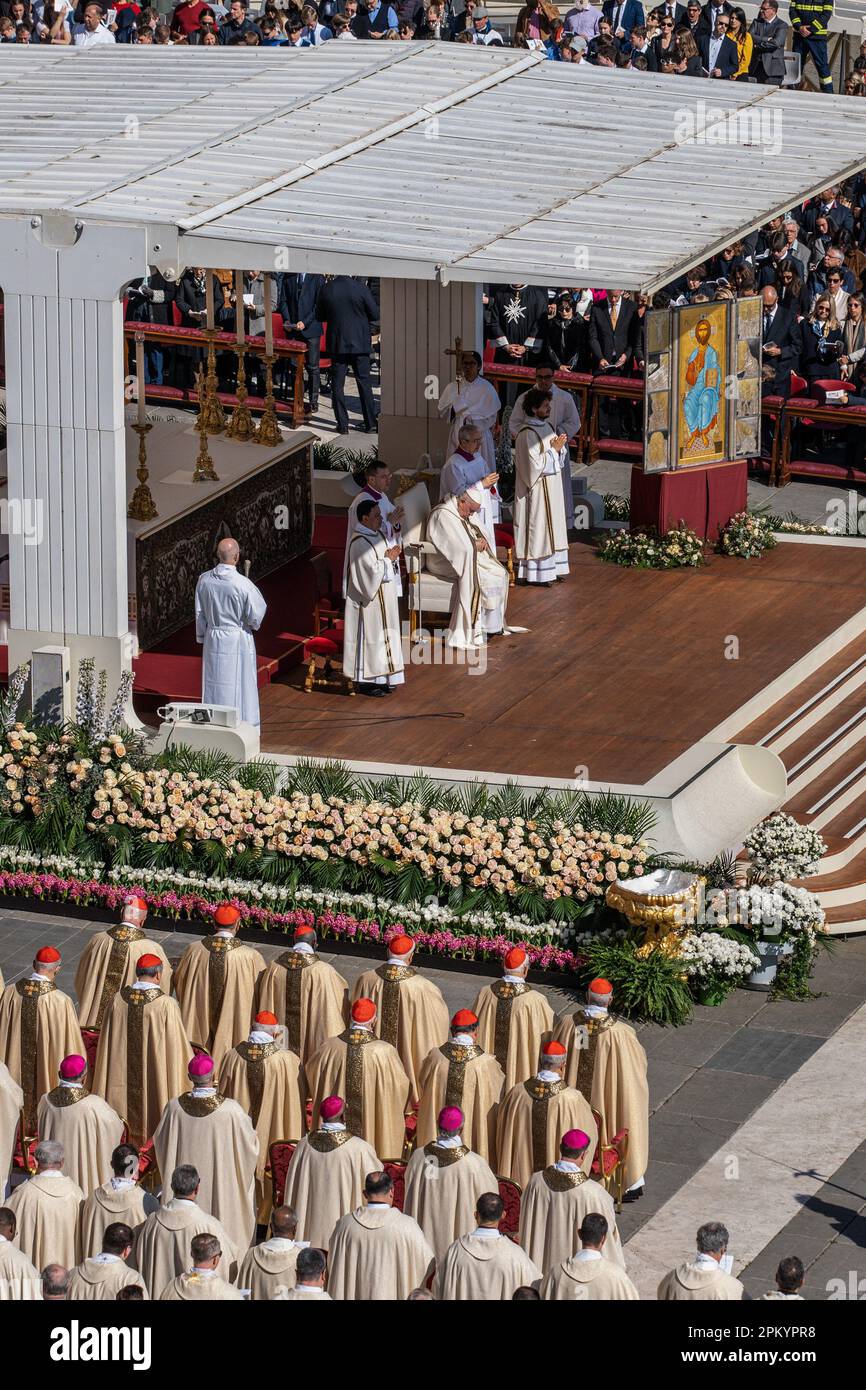 Vatican City, Vatican. 09th Apr, 2023. Pope Francis celebrates the Easter Mass in St. Peter
