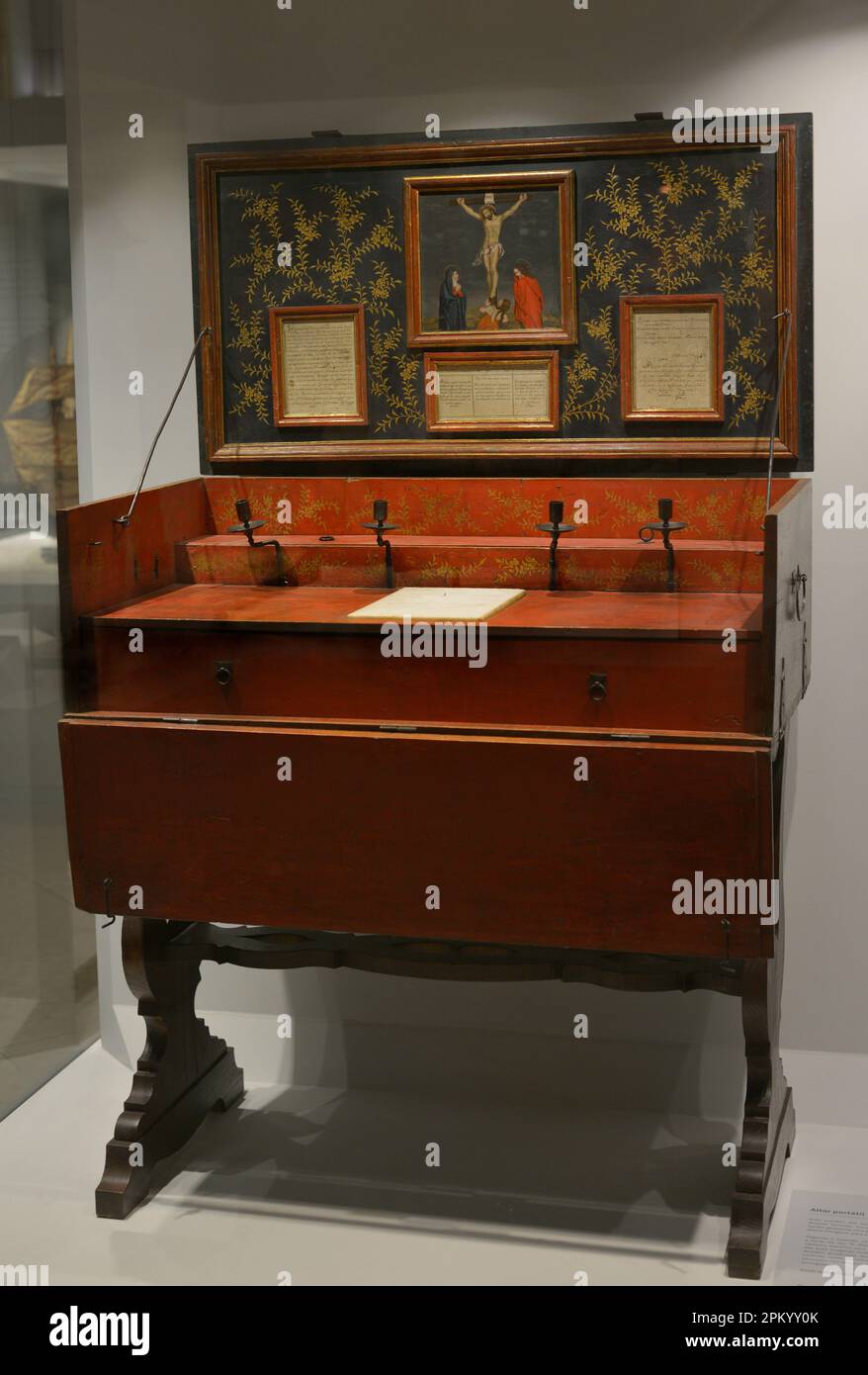Portable oak wood altar, painted red. According to tradition, this altar accompanied Vasco da Gama on board the 'Sao Gabriel' on the maiden voyage to India in 1497. However, it is very similar to the portable altars commonly used in church services on board the so-called Portuguese Indiamen (merchant ships that operated for the East India Company). Maritime Museum. Lisbon, Portugal. Stock Photo