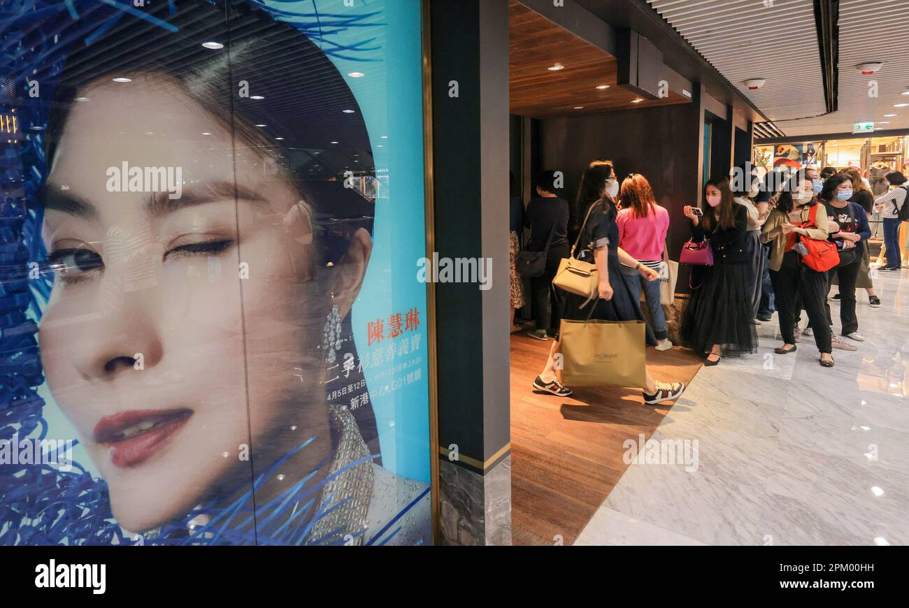 A charity sale of Hong Kong celebrity Kelly Chen Wai-lamHH clothes, shoes  and handbags have attracted hundreds of people queuing before it was opened  at a shopping mall in Tsim Sha Tsui.