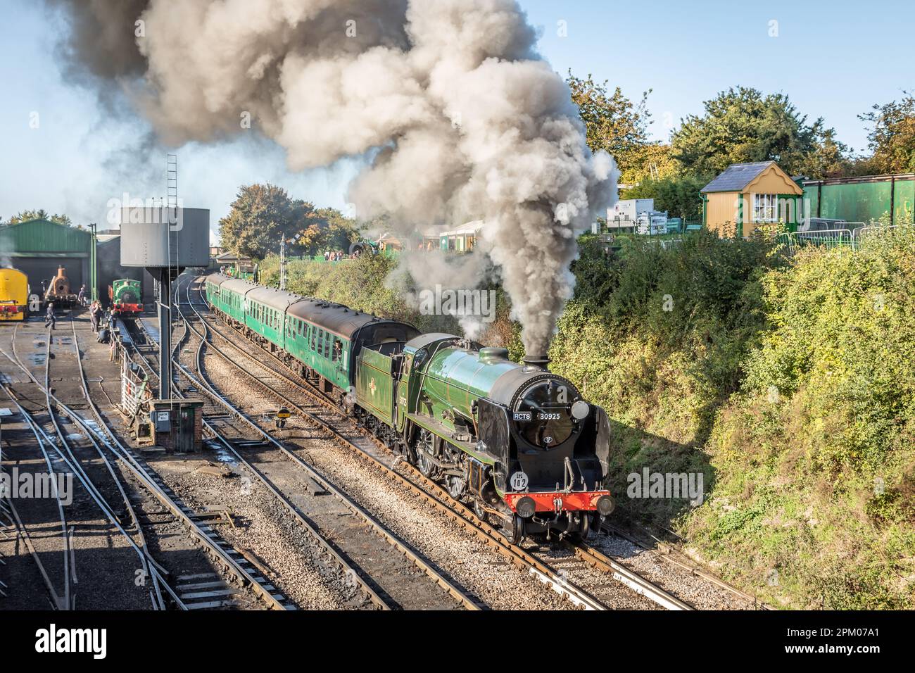 BR 'Schools' class 4-6-0 No. 30925 'Cheltenham' departs from Ropley on the Watercress Line, Hampshire Stock Photo