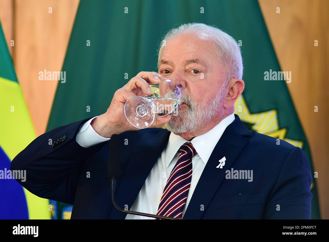 BRASÍLIA, DF 10.04.2023 LULA APRESENTA 100 DIAS DE GOVERNO Photo, President Lula drinking