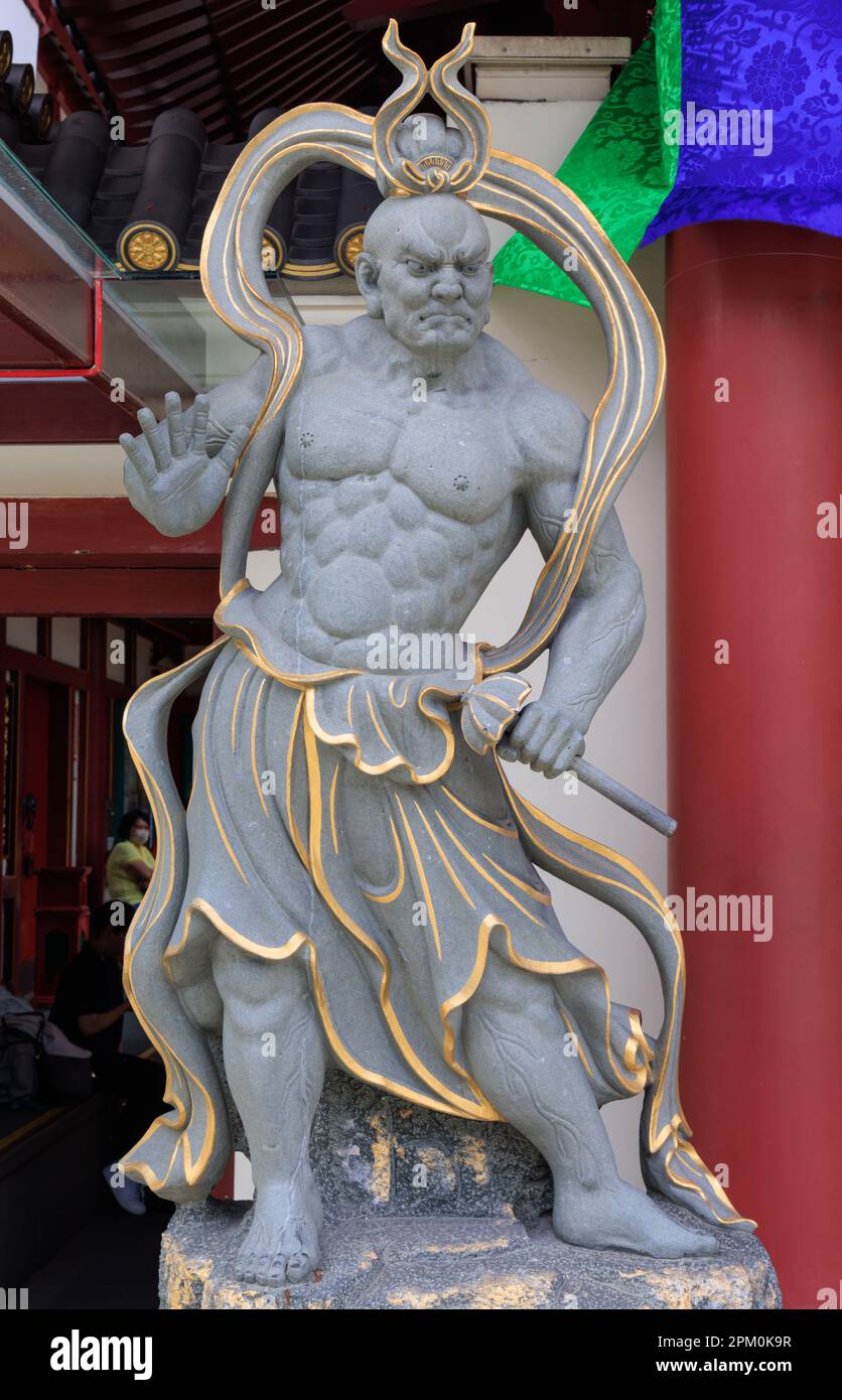 Nio Nārāyaṇa (guardian) at the front entrance of the Buddha Tooth Relic  Temple, Chinatown, Singapore Stock Photo - Alamy
