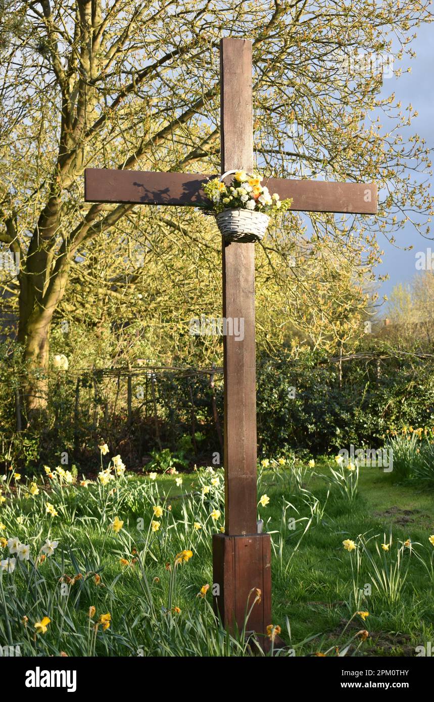 Easter Cross at St Andrews Church, Great Linford, Milton Keynes with daffodils. Stock Photo