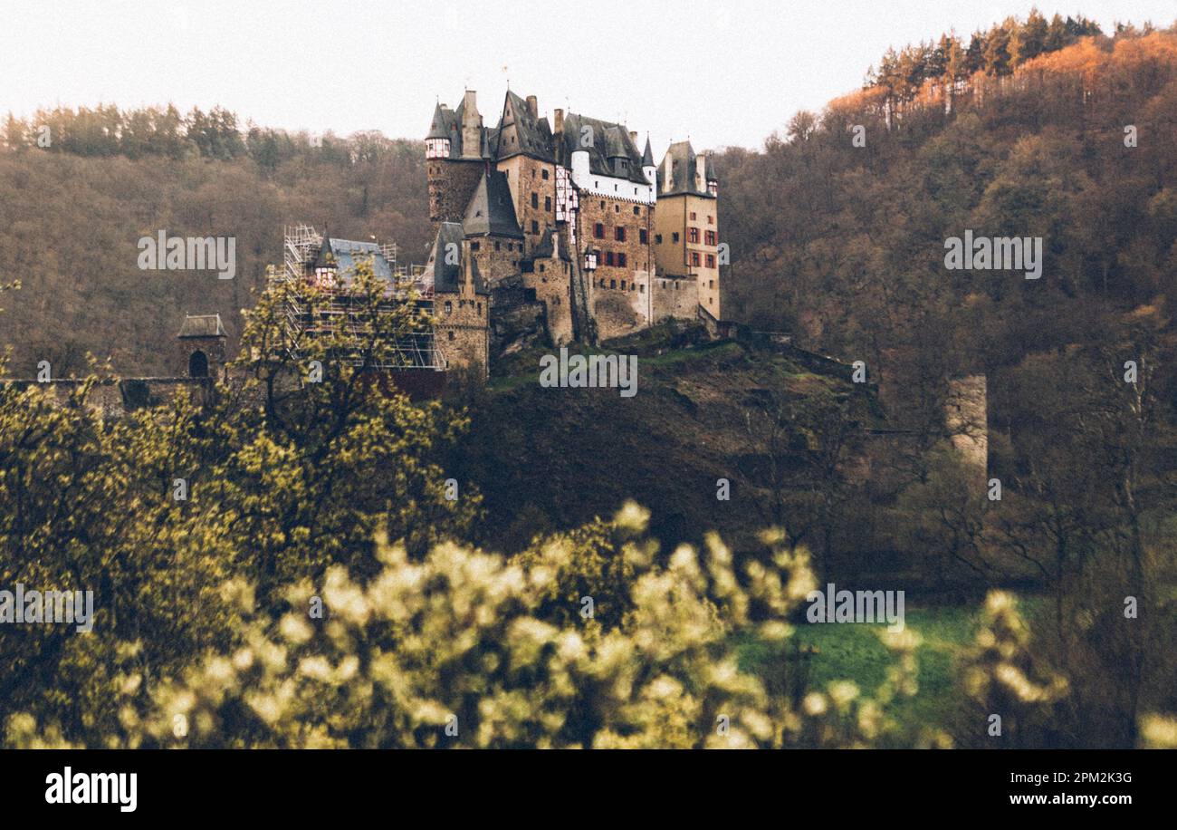 Wierschem, 09.04.23 Burg Eltz im Tal der Eltz, einem linken Nebenfluss der Mosel Stock Photo