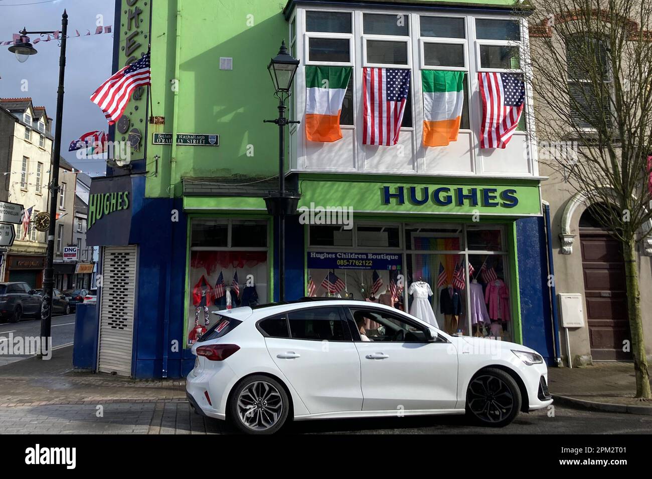 10 April 2023, Ireland, Ballina: A commercial building is decorated with Irish and U.S. flags in anticipation of U.S. President Biden's visit. Biden, some of whose ancestors hail from the small town in western Ireland, is expected to visit Belfast in neighboring Northern Ireland on Tuesday evening (April 11) to celebrate the 25th anniversary of the Good Friday Agreement. Then as now, the U.S. was seen as the guarantor power of the agreement, which was at times seen as under threat due to Britain's exit from the EU. (to dpa ''Welcome Home Mr. President!' - Joe Biden in Northern Ireland and Irel Stock Photo