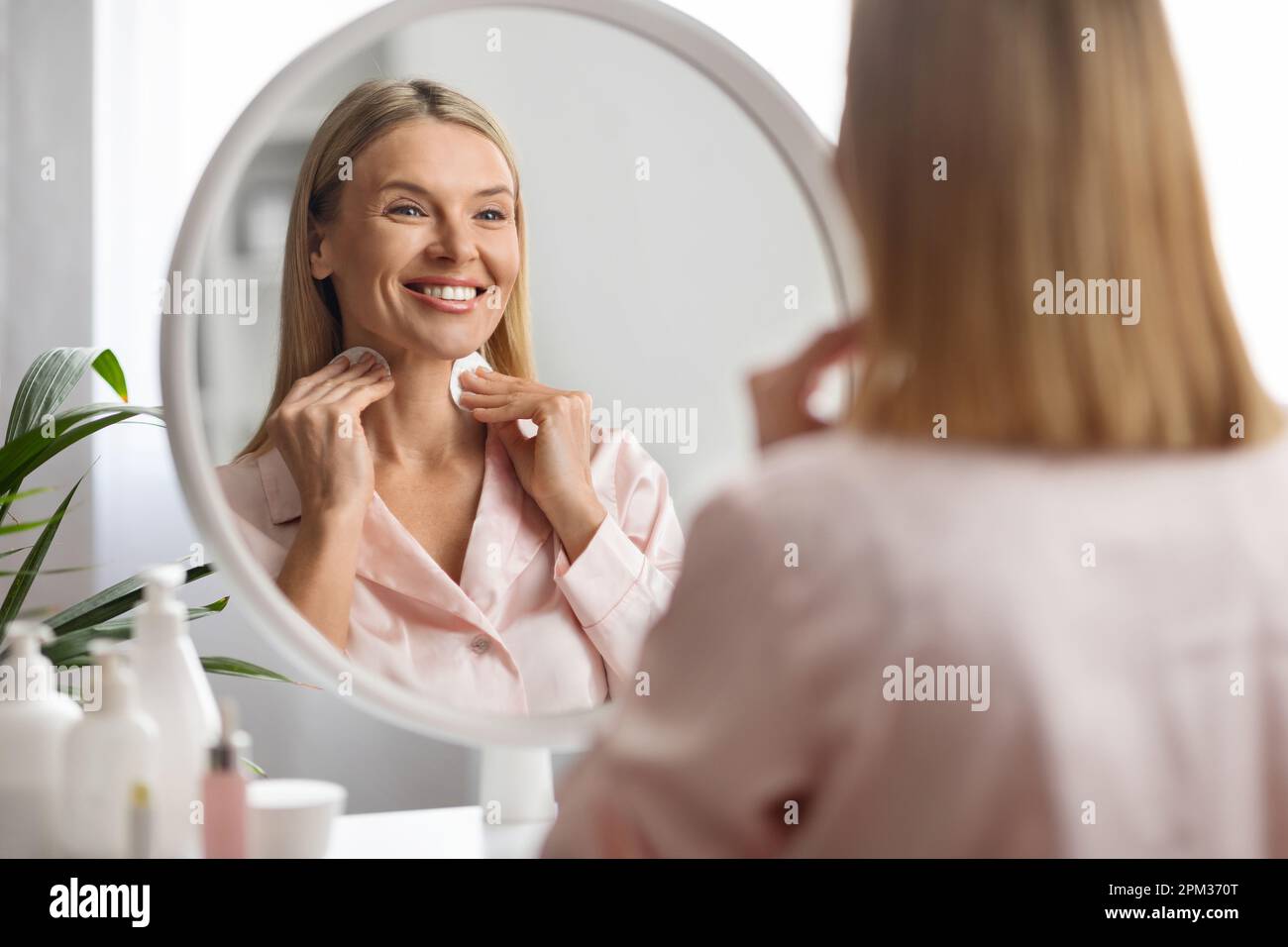 Mature woman toner face hi-res stock photography and images - Alamy