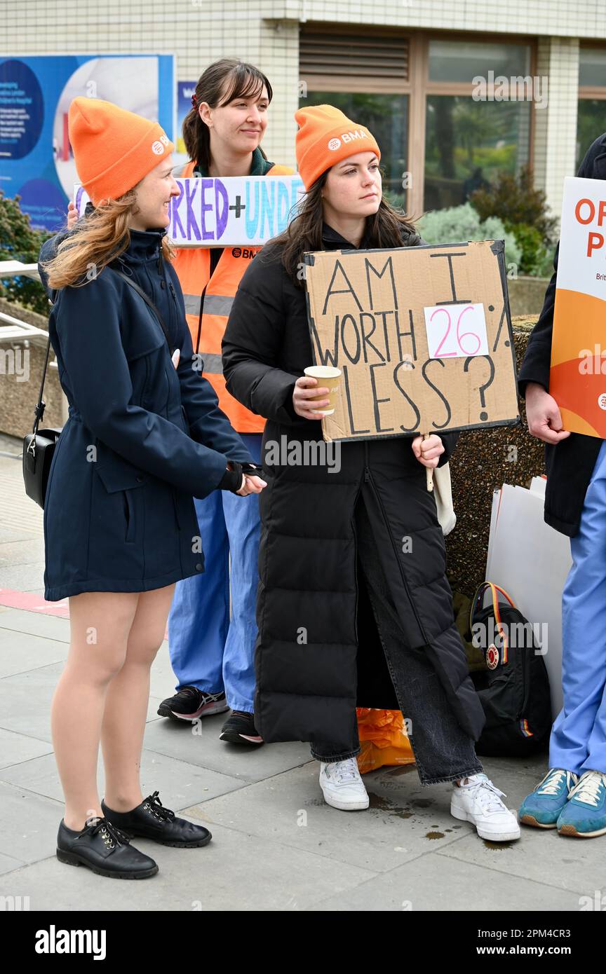 London, UK. St Thomas' Hospital Picket line. Junior Doctors begin their four day strike over pay and conditions. The strike by members of the British Medical Association could cause the postponement of up to 350,000 NHS appointments and operations. Credit: michael melia/Alamy Live News Stock Photo