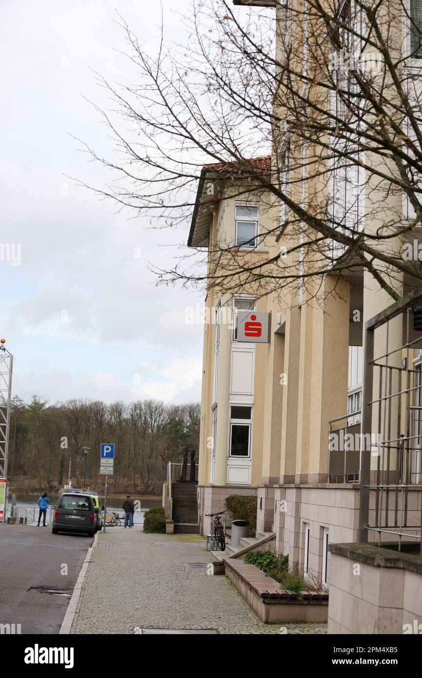 Strausberg, Germany. 11th Apr, 2023. Strausberg: According to the police, in the early Easter Monday afternoon, witnesses observed several hooded and dark-clad people carrying filled bags out of the Sparkasse building and quickly putting them in a silver Opel Insignia. A driver and suspected accomplices were already waiting in front of the Sparkasse, together they fled south via Karl-Liebknecht- and August-Bebel-Straße.The search for the perpetrators is still ongoing. (Photo by Simone Kuhlmey/Pacific Press) Credit: Pacific Press Media Production Corp./Alamy Live News Stock Photo