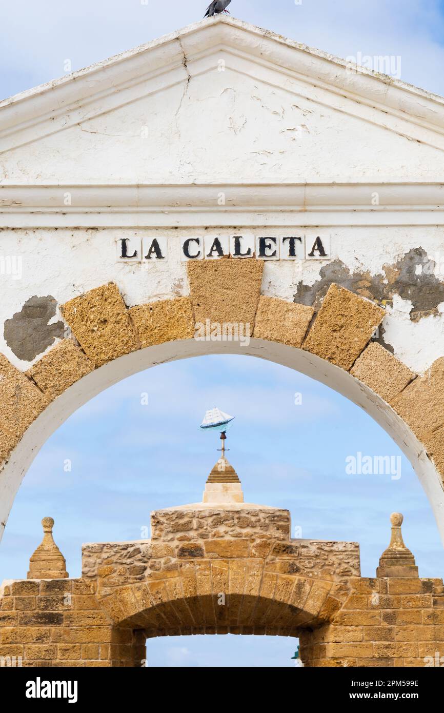 the arch Puerto de la Caleta, gateway to the Paseo Fernando Quinones and the Castillo de San Sebastian and Avanzada Sta Isabel II islands. Cadiz, Anda Stock Photo