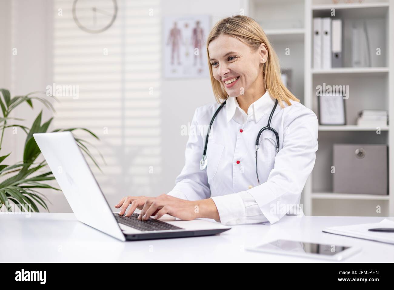 Mature female nurse hi-res stock photography and images - Alamy