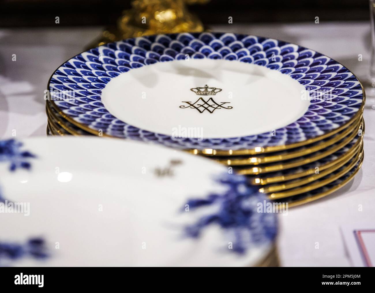 amsterdam-netherlands-11th-apr-2023-amsterdam-the-table-is-set-for-the-state-banquet-with-king-willem-alexander-queen-maxima-and-french-president-emmanuel-macron-and-his-wife-brigitte-in-the-royal-palace-on-dam-square-the-presidential-couple-will-pay-a-two-day-state-visit-to-the-netherlands-anp-pool-remko-de-waal-netherlands-out-belgium-out-credit-anpalamy-live-news-2PM5J0M.jpg