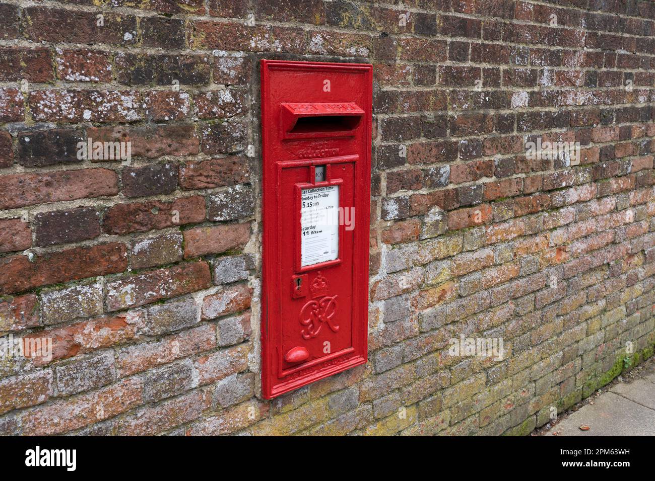 Wall mounted British Royal Mail wall mounted letter box from the reign of George VI on College Street, Winchester, England Stock Photo