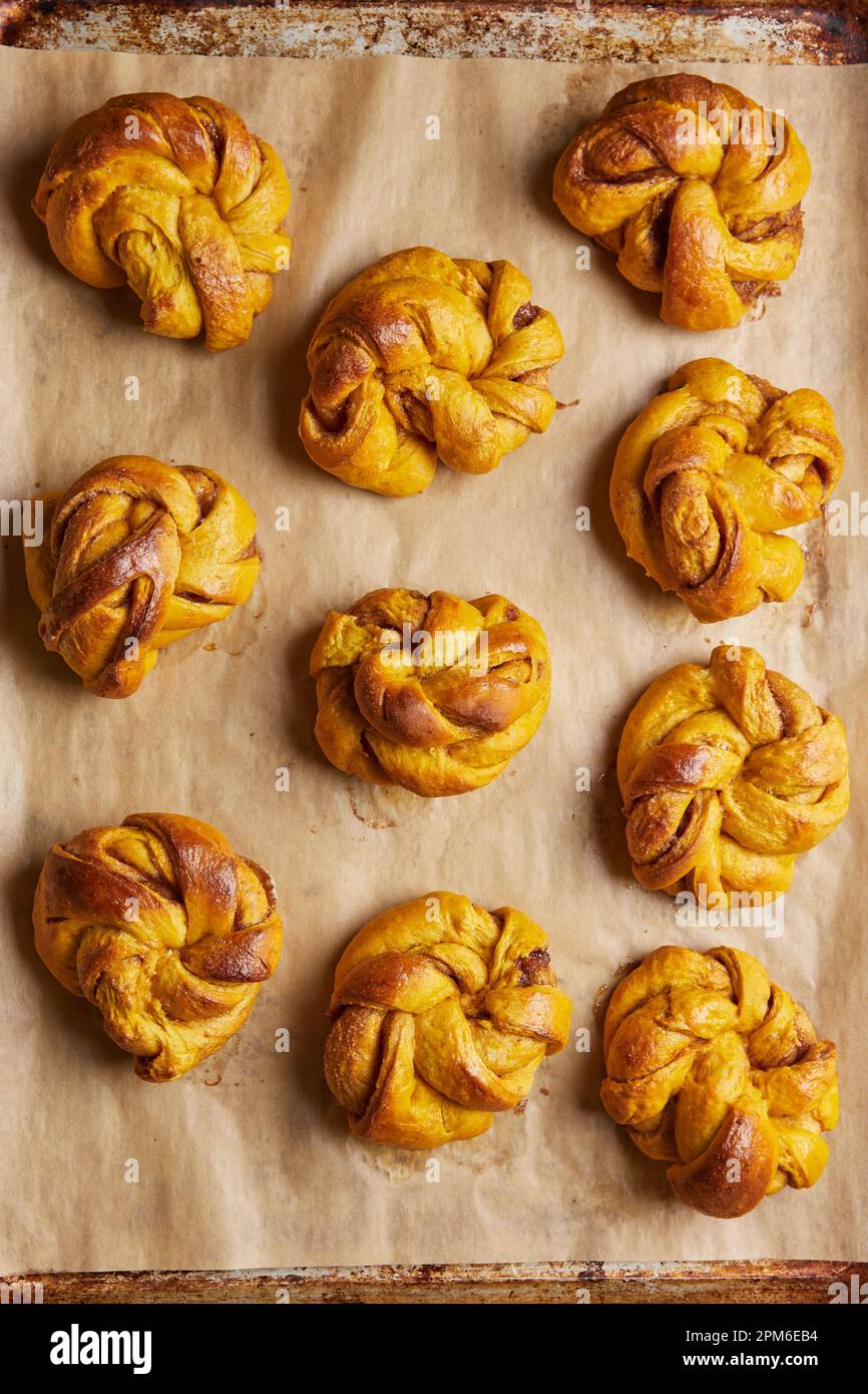 Bread knot rolls hires stock photography and images Alamy