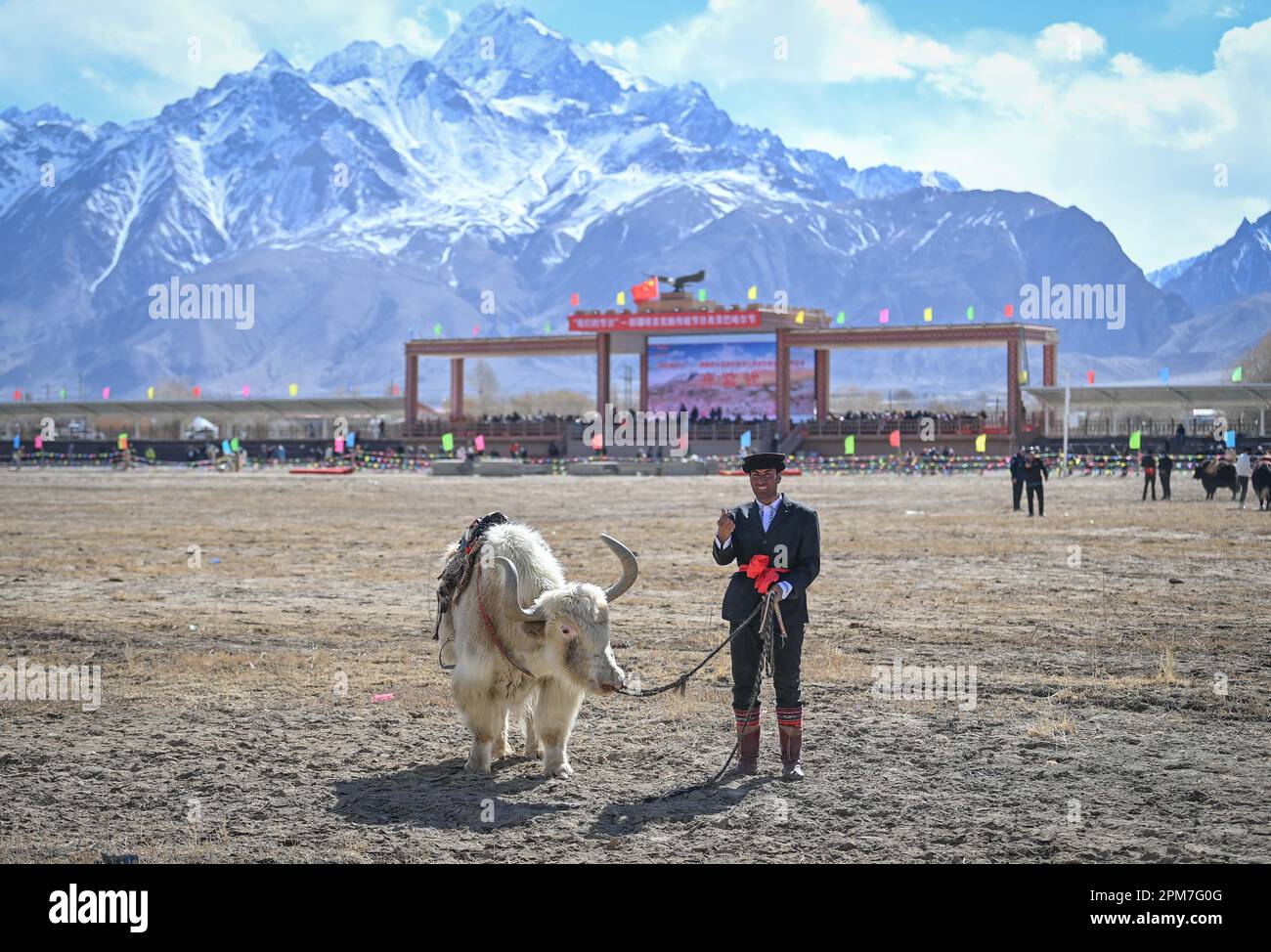 (230412) -- TAXKORGAN, April 12, 2023 (Xinhua) -- Bijiang Bigwazi poses