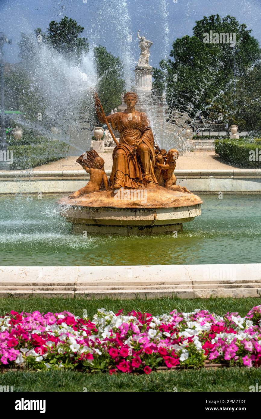 Spanish Royal Gardens, The Parterre garden, Statue of goddess Ceres, Aranjuez, Spain.  The Parterre garden is a historic garden located next to the Ro Stock Photo