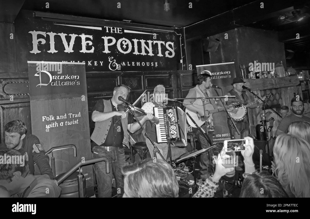 Traditional Irish folk music from the Drunken Dullabies band, The Points Whiskey & Alehouse, 44 Dublin Rd, Belfast, NI, UK, BT2 7HN Stock Photo