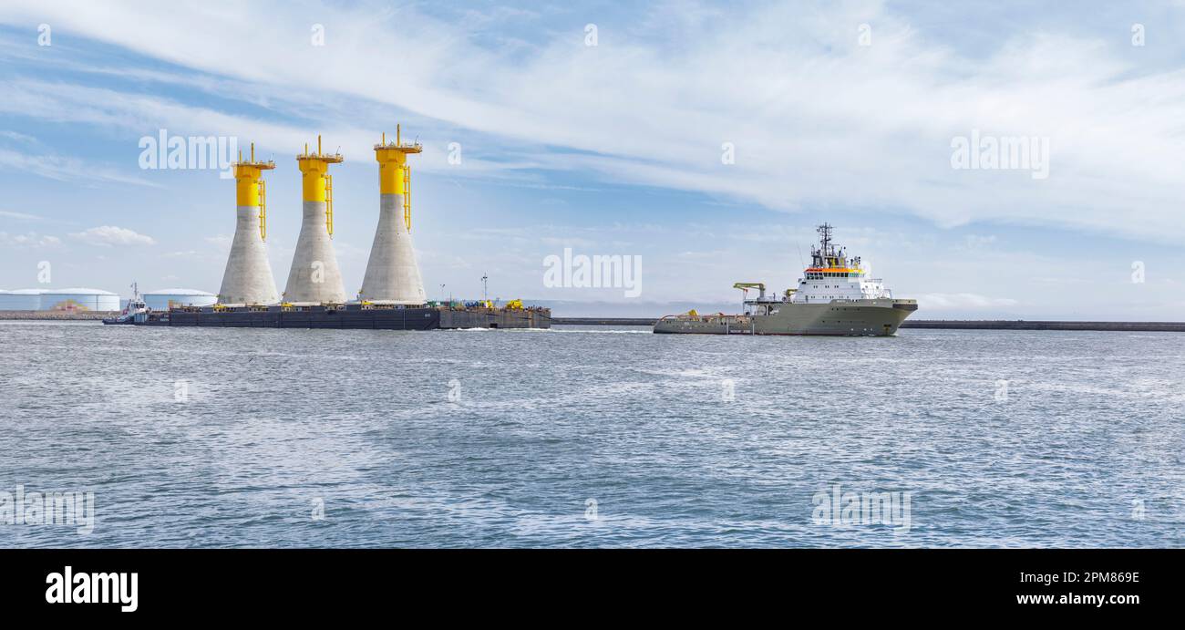 France, Seine-Maritime (76), Le Havre, the port, tugboat towing 3 gravity-based structures (GBS) towards the offshore wind farm of Fécamp Stock Photo